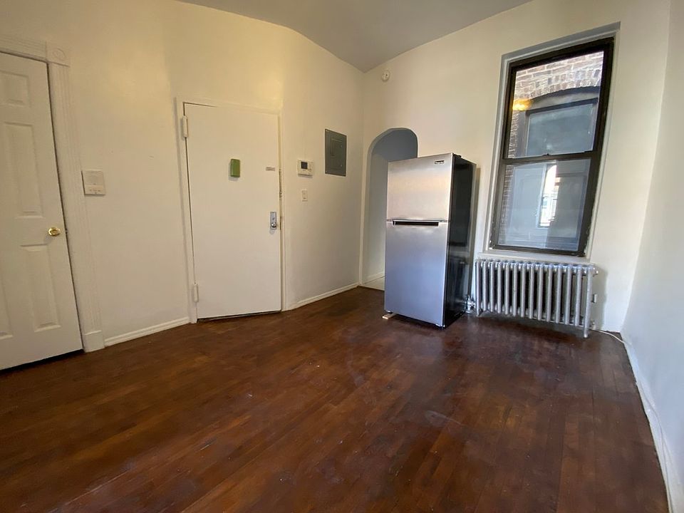 2nd image of 302 W 114th St #C5