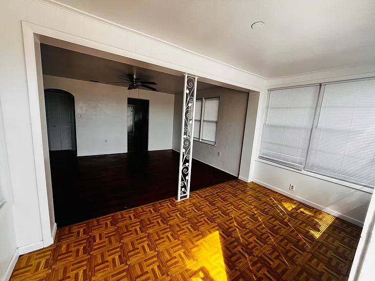 222 N Frederick Ave — Photo 2