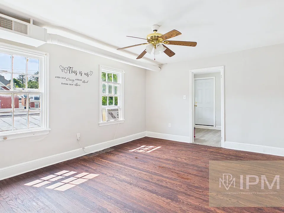 487 W King St