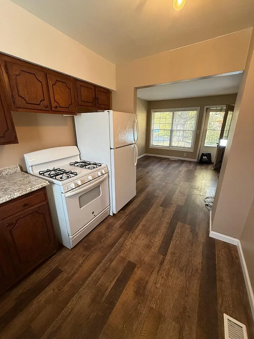 2 bed, $825 — Photo 2