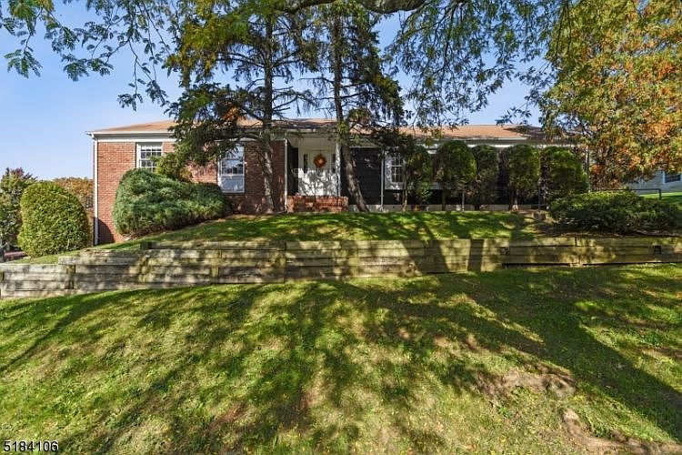 1st image of 105 Thacher Ln
