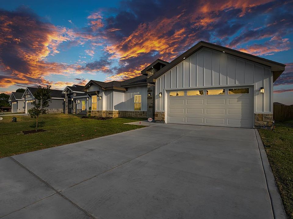 1st image of 107 Brooks Cir
