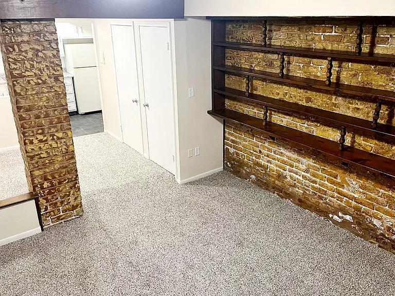 Castle Court Apartments - Midtown — Photo 15