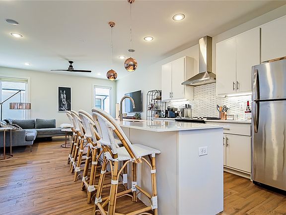 2nd image of 642 SW B St