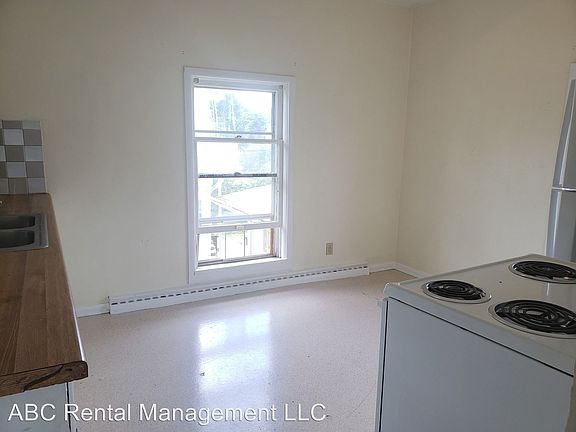 4th image of 611 1/2 Grant St