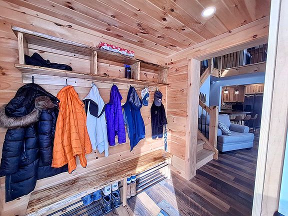 Entryway mudroom w/storage