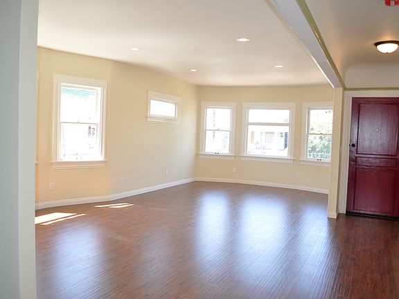 4th image of 156 W 51st St