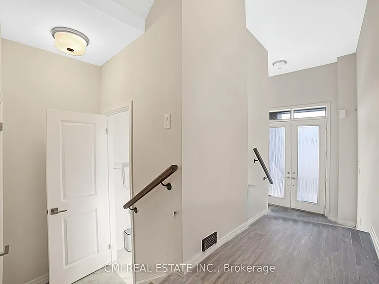 3742 Sunbank Cres — Photo 8