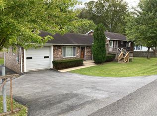 208 Parkview Dr, Bluefield, VA 24605