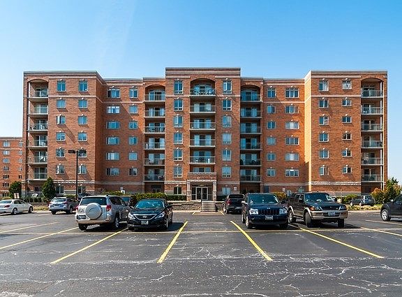 3rd image of 6807 N Milwaukee Ave APT 605