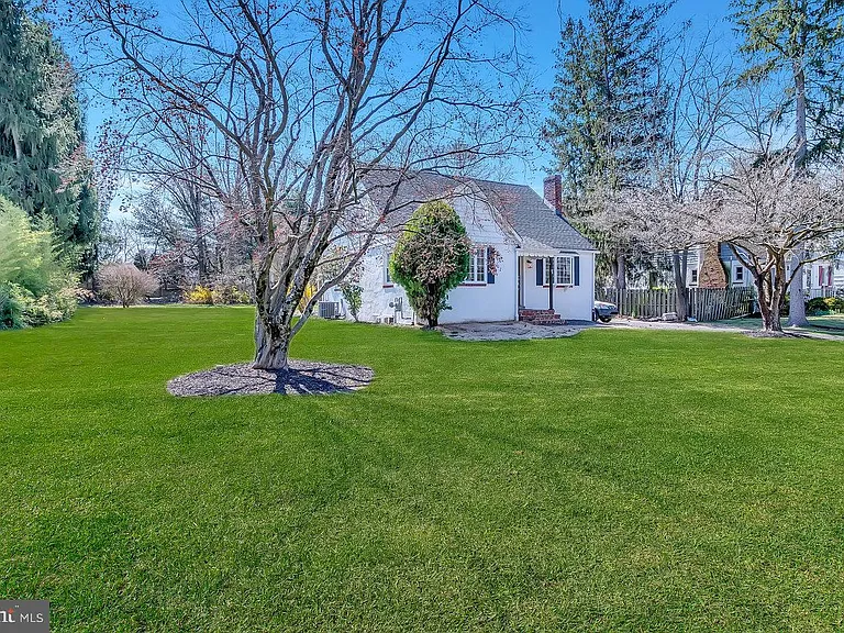 32 Cranbury Rd — Photo 3