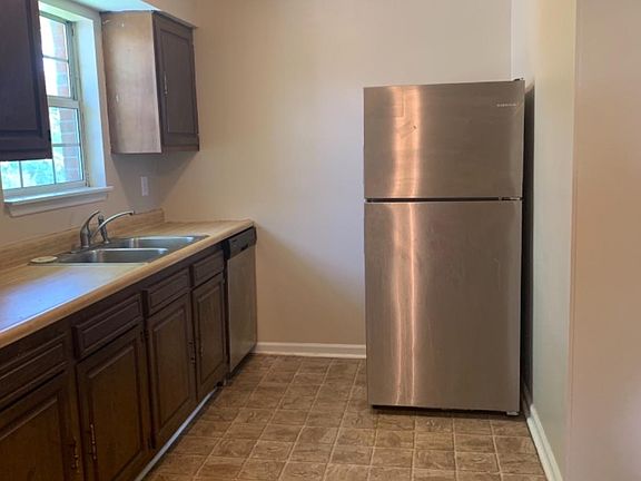 4th image of 404 Foxwood Dr