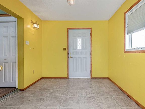 3rd image of 75 N Royal Rd E