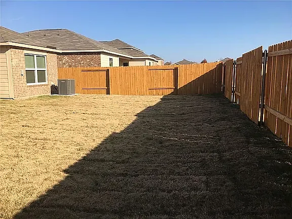 1323 Chapman Dr — Photo 7