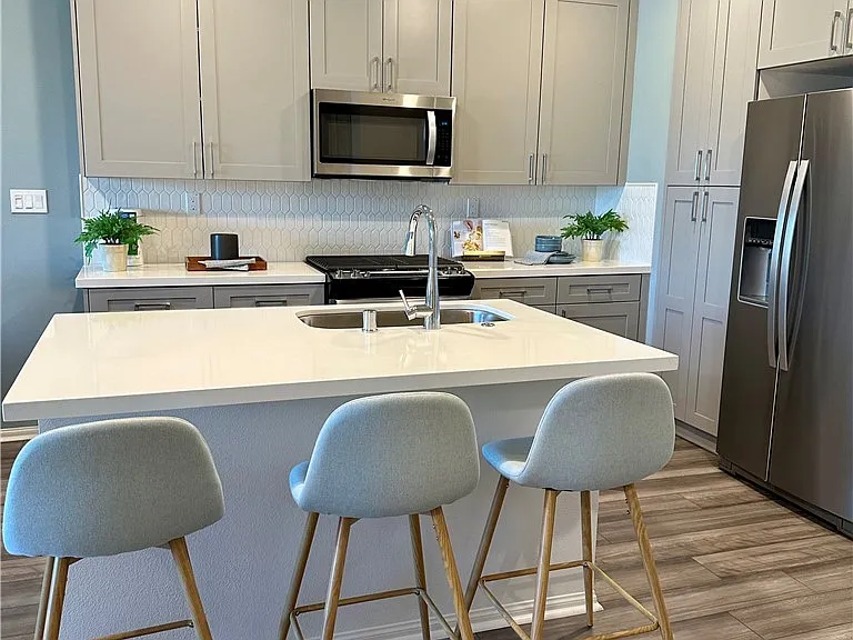 221 N Vincent Ave — Photo 4