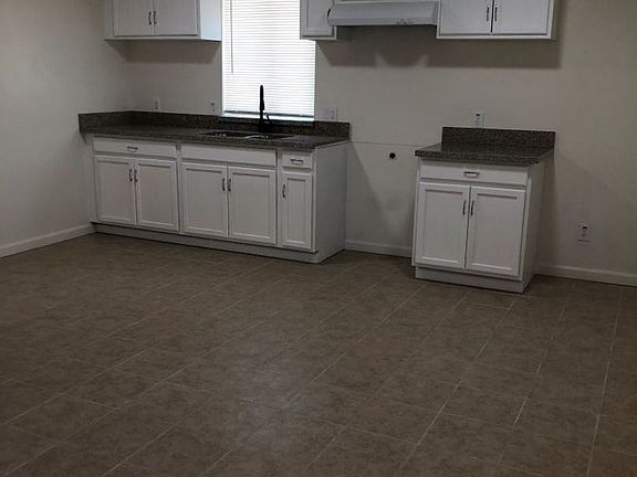 4th image of 2103 Carrere St #B