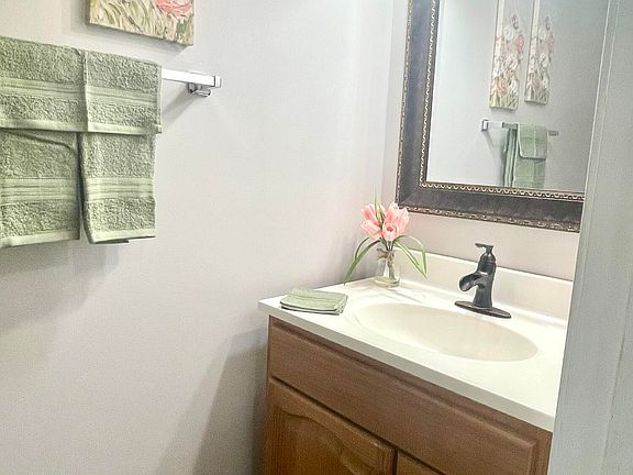 5th image of 483 Ritchie Dr