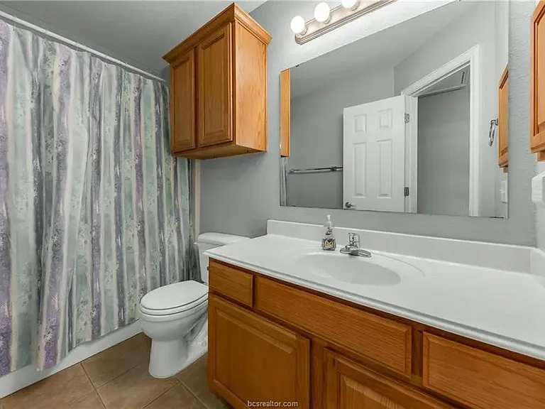 Bathroom 3 (2st floor) new tiles, new bathtub unit