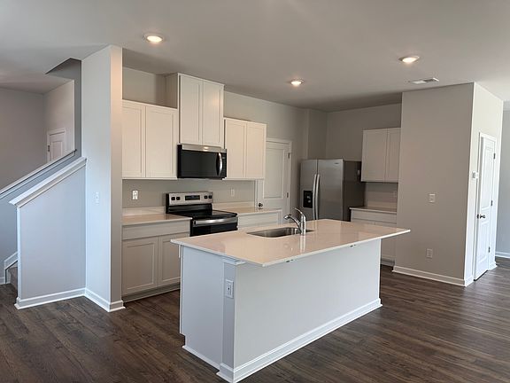 3rd image of 4919 Sandringham Ln