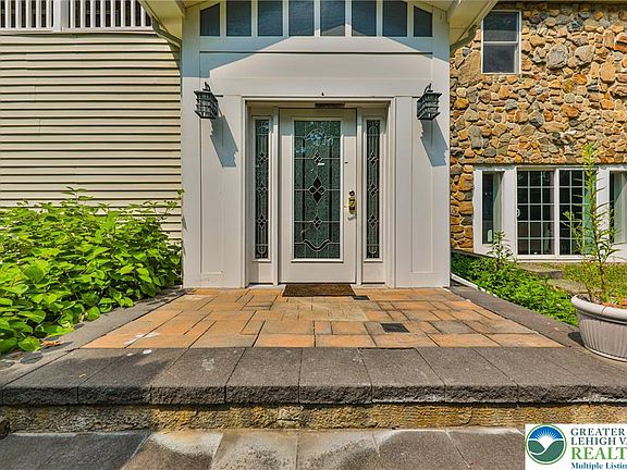 4th image of 2153 Meadowlake Rd