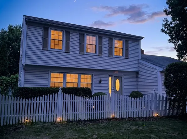 10 Mayflower Rd, Vernon Hills, IL 60061
