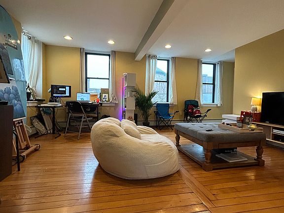 3rd image of 378 Thames St APT 4