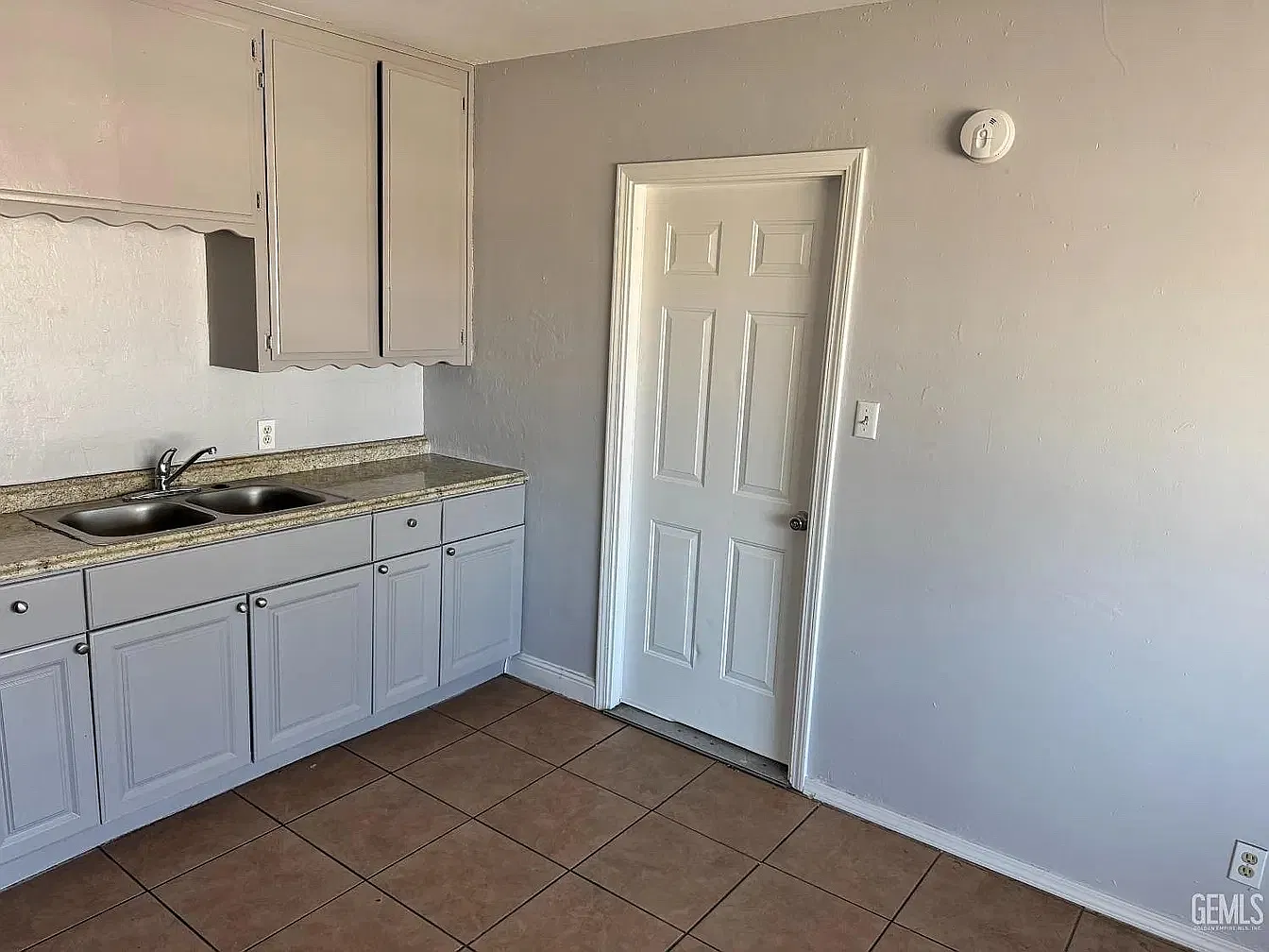 3 bed, 1039 sqft, $2,000 — Photo 3