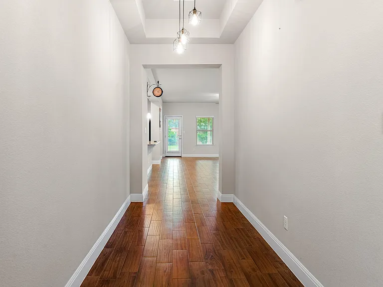 1104 Chad Dr — Photo 6