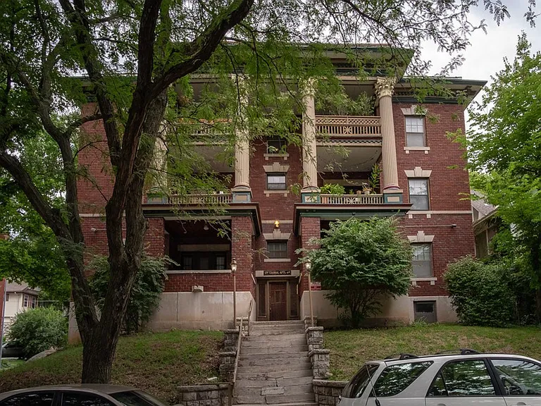 Colonial — Photo 23