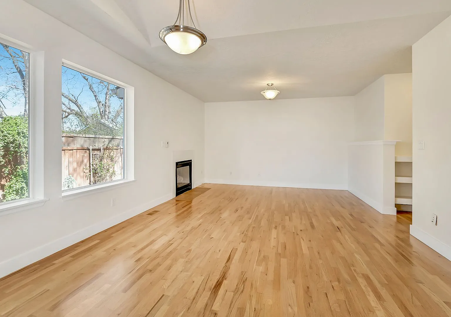 3 Bedroom 2 Bathroom with 2 Car Garage Located on the Central Bench Rim — Photo 2
