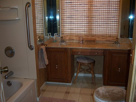 bathroom w/ double vanity