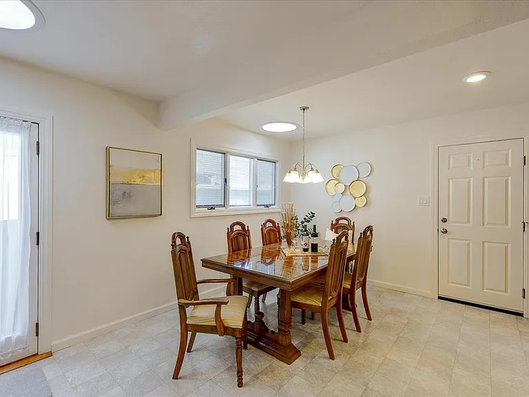 1053 Belvedere Ln — Photo 6