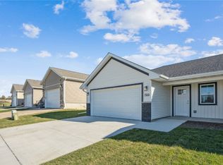 7106 Waterview Dr SW, Cedar Rapids, IA 52404