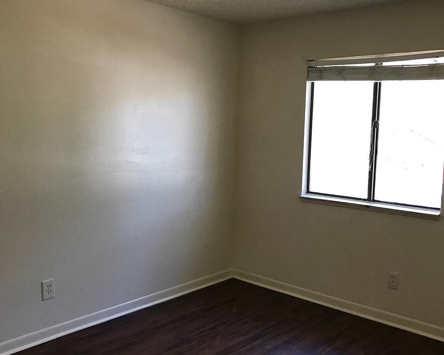 2nd image of 524 Elm Ave