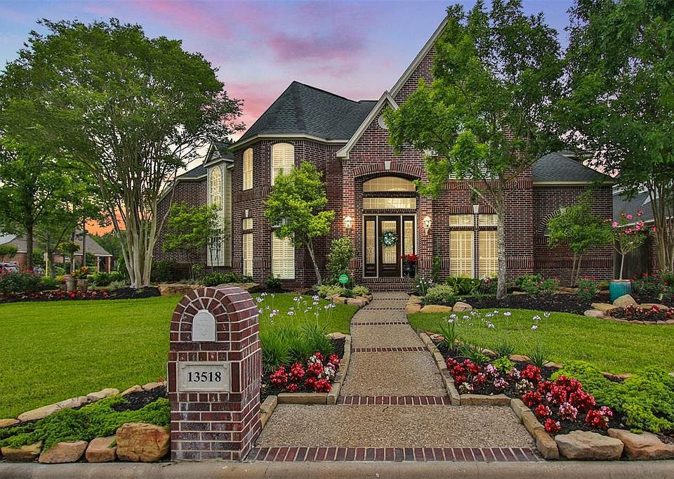 Welcome home to 13518 Copeland Oaks Blvd. - Lakewood Oaks Estates