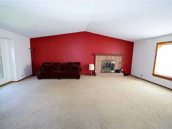 3rd image of 914 Blackberry Ln