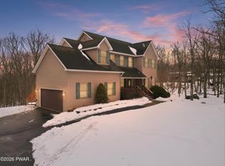 1100 Dewberry Dr, Hawley, PA 18428