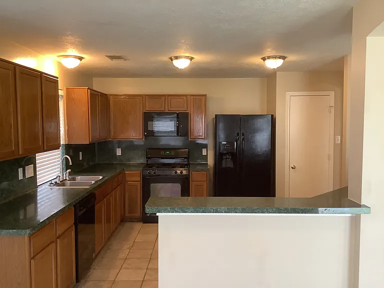 1423 Hunter Green Ln — Photo 3