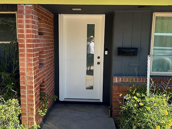 Attractive entry way welcomes your guests!