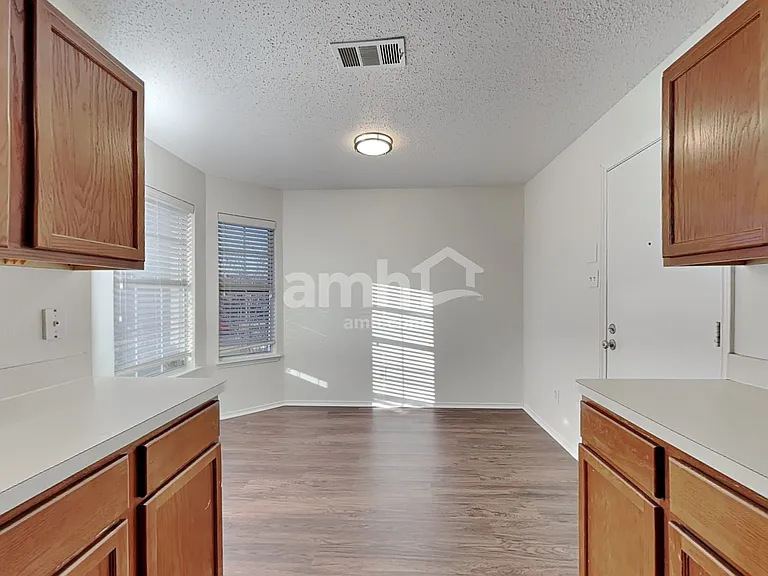 717 Timber Trl — Photo 4