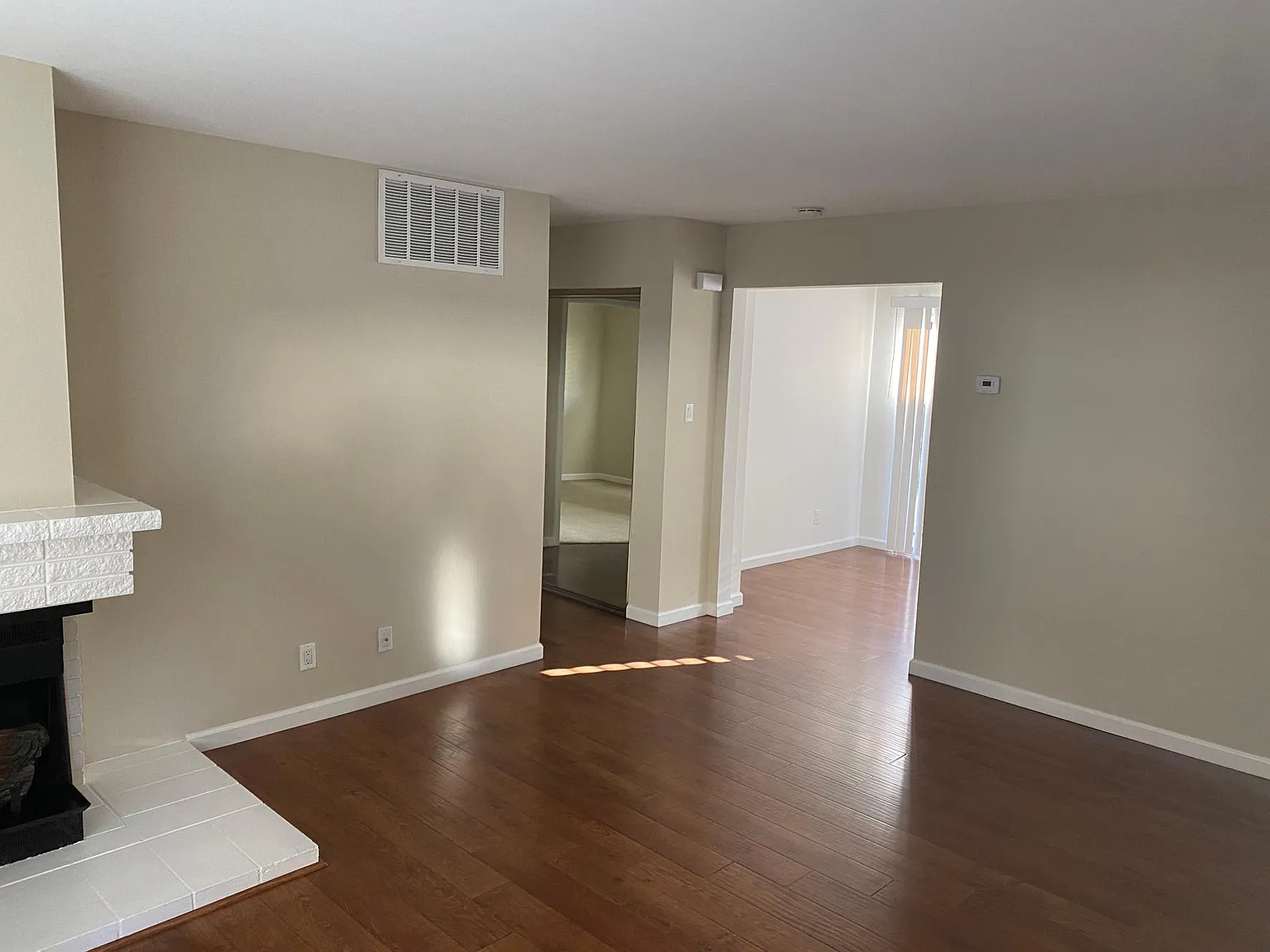 2 bed, 930 sqft, $3,800 — Photo 3
