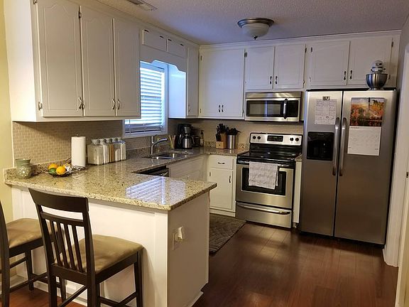 3rd image of 215 Harlans Cir