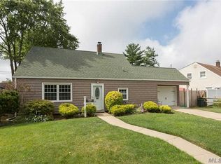 54 Knoll Ln, Levittown, NY 11756