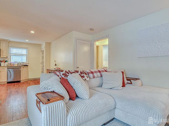 4th image of 186 Prigmore St