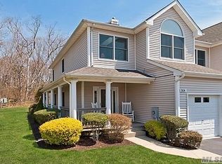 904 Willow Pond Dr, Riverhead, NY 11901