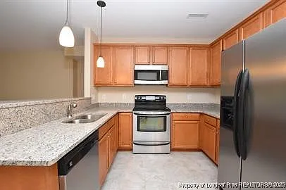 3 bed, 2.5 bath, 1939 sqft, $1,695 — Photo 3