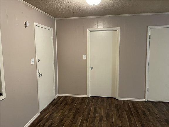 4th image of 305 Cheryl St