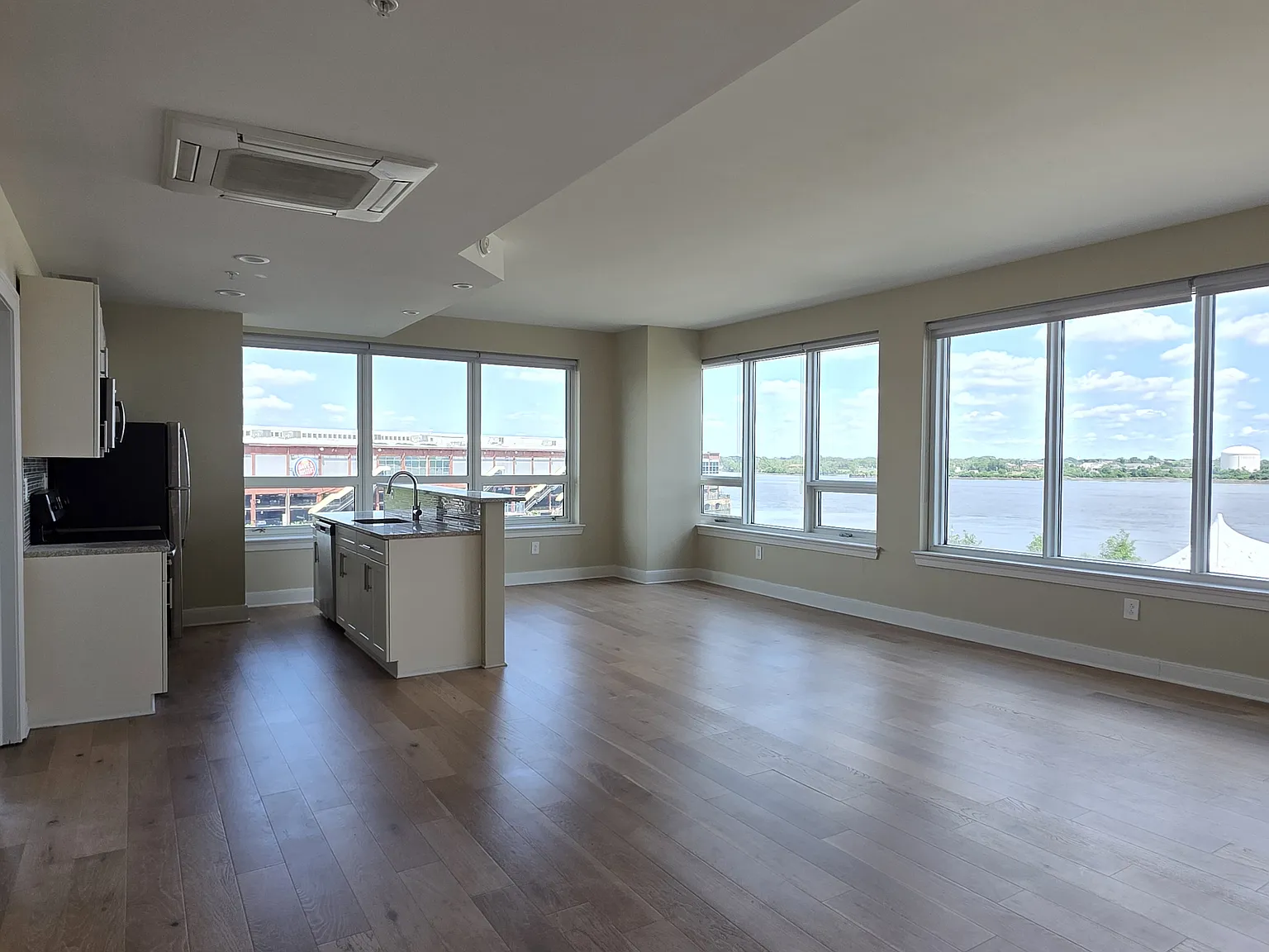 252 N Christopher Columbus Blvd — Photo 2