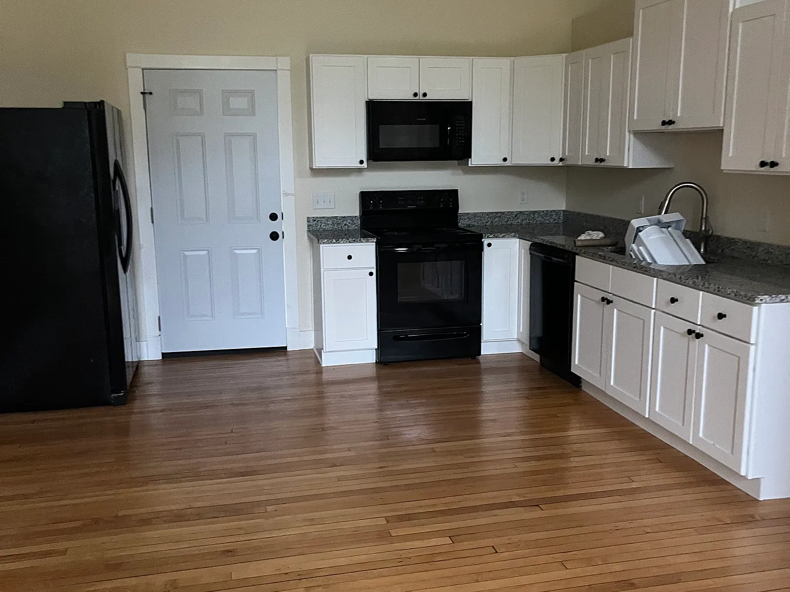 1 bed, 850 sqft, $1,395 — Photo 2