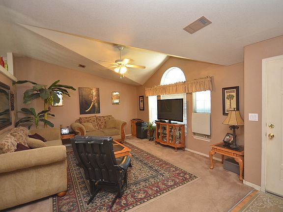 5th image of 402 N Victoria Ave